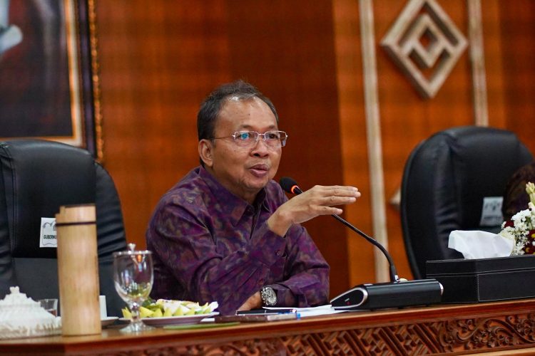 Gubernur Bali, I Wayan Koster saat memimpin pembahasan terkait langkah-langkah strategis percepatan pembangunan sistem energi bersih di Pulau Dewata bersama jajaran Pemerintah Provinsi Bali dan PLN di Denpasar, Rabu (30/07/2025). Ini merupakan salah satu langkah Pemerintah Provinsi Bali untuk mewujudkan Bali Mandiri Energi Berkelanjutan. (Dok. Divkom PLN Pusat)
