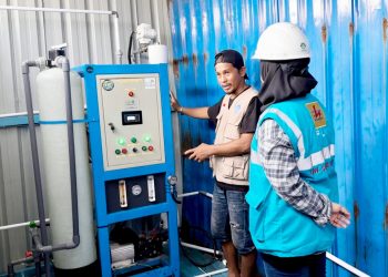 Petugas PLN memastikan kinerja mesin Reverse Osmosis berjalan optimal dalam mengolah air laut menjadi air layak konsumsi di Pulau Barrang Lompo, Makassar. (Divkom PLN Pusat)
