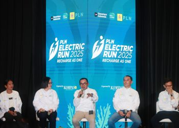 Sekretaris Perusahaan PLN, Alois Wisnuhardana (tengah), Direktur Niaga dan Pemasaran PLN Icon Plus, Joice Lanny Wantania (kedua dari kiri), Wakil Pemimpin Redaksi Harian Kompas, Adi Prinantyo (kedua dari kanan), Sekretaris Jenderal Persatuan Pengurus Besar Persatuan Atletik Seluruh Indonesia (PB PASI), Tigor Tanjung (kanan) dan atlet maraton nasional,  Odekta Elvina Naibaho (kiri) dalam agenda Launching dan Press Conference PLN Electric Run 2025 di Jakarta pada Selasa (12/08/2025). (Divkom PLN Pusat)