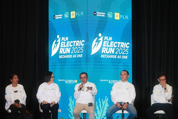 Sekretaris Perusahaan PLN, Alois Wisnuhardana (tengah), Direktur Niaga dan Pemasaran PLN Icon Plus, Joice Lanny Wantania (kedua dari kiri), Wakil Pemimpin Redaksi Harian Kompas, Adi Prinantyo (kedua dari kanan), Sekretaris Jenderal Persatuan Pengurus Besar Persatuan Atletik Seluruh Indonesia (PB PASI), Tigor Tanjung (kanan) dan atlet maraton nasional,  Odekta Elvina Naibaho (kiri) dalam agenda Launching dan Press Conference PLN Electric Run 2025 di Jakarta pada Selasa (12/08/2025). (Divkom PLN Pusat)