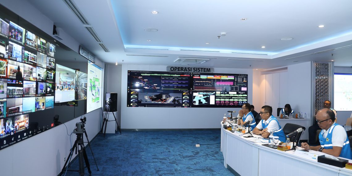 Direktur Utama PLN, Darmawan Prasodjo (tengah) bersama jajaran direksi saat memantau sistem kelistrikan nasional secara digital. PLN terus mempercepat transformasi digital di seluruh lini bisnis guna meningkatkan efisiensi operasional, keandalan pasokan, dan kualitas layanan pelanggan. Melalui transformasi digital, PLN berhasil mencetak pendapatan tertinggi dalam sejarah korporasi sekaligus menembus daftar Fortune Global 500 tahun 2025. (Dok Divkom PLN Pusat)