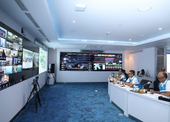 Direktur Utama PLN, Darmawan Prasodjo (tengah) bersama jajaran direksi saat memantau sistem kelistrikan nasional secara digital. PLN terus mempercepat transformasi digital di seluruh lini bisnis guna meningkatkan efisiensi operasional, keandalan pasokan, dan kualitas layanan pelanggan. Melalui transformasi digital, PLN berhasil mencetak pendapatan tertinggi dalam sejarah korporasi sekaligus menembus daftar Fortune Global 500 tahun 2025. (Dok Divkom PLN Pusat)