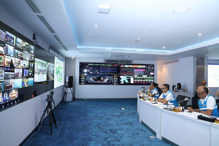 Direktur Utama PLN, Darmawan Prasodjo (tengah) bersama jajaran direksi saat memantau sistem kelistrikan nasional secara digital. PLN terus mempercepat transformasi digital di seluruh lini bisnis guna meningkatkan efisiensi operasional, keandalan pasokan, dan kualitas layanan pelanggan. Melalui transformasi digital, PLN berhasil mencetak pendapatan tertinggi dalam sejarah korporasi sekaligus menembus daftar Fortune Global 500 tahun 2025. (Dok Divkom PLN Pusat)