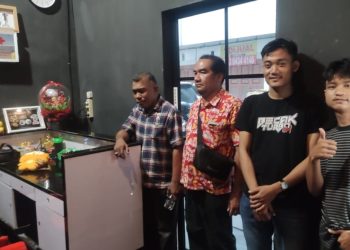 Diabadikan foto bersama petugas Trantibum Kelurahan Dwikora. Arsad Lubis  dan para pekerja di tempat SPA, saat melakukan sidak di tempat SPA di Mega Park, Medan. (PenaTerkini.co.id)