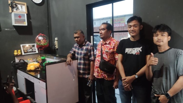 Diabadikan foto bersama petugas Trantibum Kelurahan Dwikora. Arsad Lubis  dan para pekerja di tempat SPA, saat melakukan sidak di tempat SPA di Mega Park, Medan. (PenaTerkini.co.id)