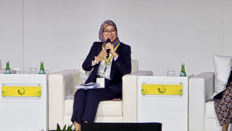 Direktur Distribusi PLN, Arsyadany Ghana Akmalaputri, menegaskan komitmen PLN untuk menghadirkan listrik hingga ke seluruh penjuru negeri sebagai wujud nyata keadilan energi bagi seluruh rakyat Indonesia. Hal ini disampaikannya saat acara Energi dan Mineral Festival di Jakarta, Kamis (31/07/2025). (Divkom PLN Pusat)