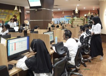 Tampak suasana di kantor Contact Center PLN 123 saat para petugas sedang melayani para pelanggan. Melalui layanan 24 jam penuh di berbagai kanal, seperti telepon 123, aplikasi PLN Mobile, media sosial, hingga layanan daring lainnya, PLN siap menjawab setiap tantangan dan terus meningkatkan standar layanan CC PLN 123. (Divkom PLN Pusat)