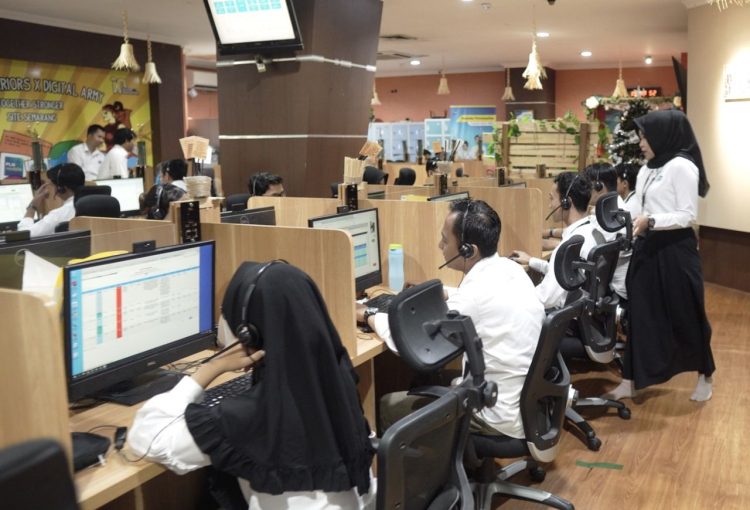 Tampak suasana di kantor Contact Center PLN 123 saat para petugas sedang melayani para pelanggan. Melalui layanan 24 jam penuh di berbagai kanal, seperti telepon 123, aplikasi PLN Mobile, media sosial, hingga layanan daring lainnya, PLN siap menjawab setiap tantangan dan terus meningkatkan standar layanan CC PLN 123. (Divkom PLN Pusat)