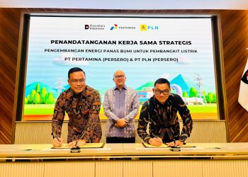 Chief Executive Officer Badan Pengelola Investasi Danantara, Rosan P. Roeslani (tengah) menyaksikan penandatanganan Nota Kesepahaman terkait pengembangan energi panas bumi untuk pembangkit listrik antara Direktur Utama PLN, Darmawan Prasodjo (kanan) dan Direktur Utama Pertamina, Simon Aloysius Mantiri (kiri) di Wisma Danantara, Jakarta pada Selasa (5/8). Kerja sama ini merupakan salah satu komitmen nyata korporasi dalam mendukung visi Pemerintah dalam mewujudkan ketahanan energi melalui pemanfaatan energi baru terbarukan nasional. (Divkom PLN  Pusat)