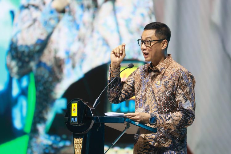 Direktur Utama PLN, Darmawan Prasodjo saat menyampaikan speech pada kegiatan Enterprise Customer Gathering PLN di Jakarta, Kamis (07/08/2025). Dirinya menegaskan komitmen PLN untuk terus mendorong kolaborasi dengan pelanggan industri guna menciptakan ekosistem energi yang andal, berkelanjutan, serta mampu mendorong investasi dan penciptaan lapangan kerja di seluruh Indonesia. (Divkom PLN Pusat)