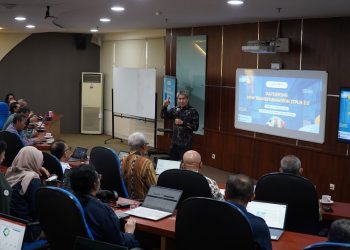 Rektor ITPLN, Prof. Iwa Garniwa memberikan sambutan di acara Gathering New Transformation 2.0, Jakarta, Kamis, (07/08/2025). (Divkom PLN Pusat)