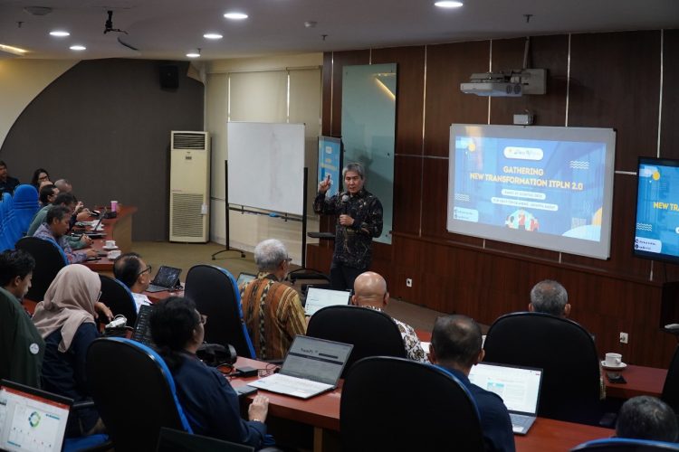 Rektor ITPLN, Prof. Iwa Garniwa memberikan sambutan di acara Gathering New Transformation 2.0, Jakarta, Kamis, (07/08/2025). (Divkom PLN Pusat)