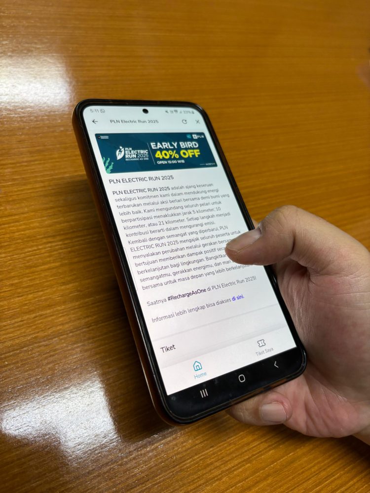 Ilustrasi salah seorang peserta ketika melakukan pembelian tiket early bird PLN Electric Run 2025 melalui aplikasi PLN Mobile. (PenaTerkini.co.id/Divkom PLN Pusat)