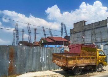 Pembangunan Perumahan di Jalan. Rajawali, Medan Sunggal terlihat dari depan di tutupi pagar seng. (penaterkini.co.id)