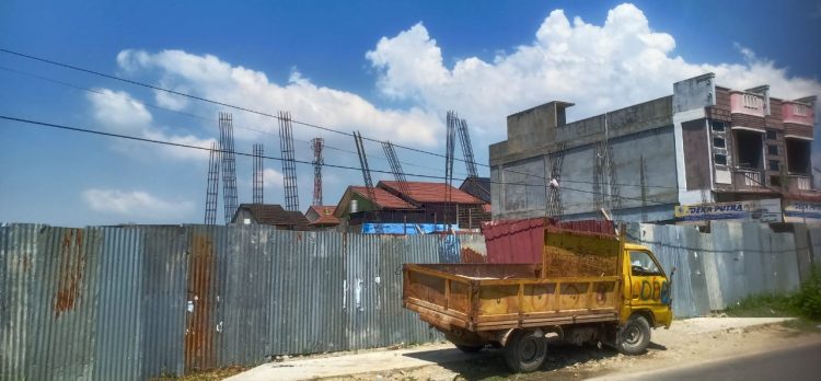 Pembangunan Perumahan di Jalan. Rajawali, Medan Sunggal terlihat dari depan di tutupi pagar seng. (penaterkini.co.id)