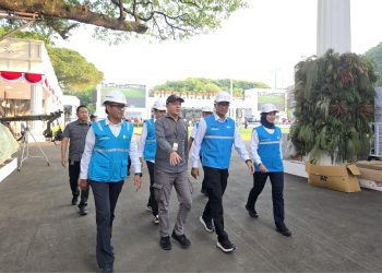 Direktur Utama PLN, Darmawan Prasodjo (kedua dari kanan) didampingi Direktur Distribusi PLN, Arsyadany G. Akmalaputri (kanan), General Manager PLN UID Jakarta Raya, Moch. Andy Adchaminoerdin (kiri), dan Kepala Bagian Bangunan  Sekretariat Presiden, Andi Firdaus (kedua dari kiri) saat meninjau lapangan Istana Merdeka yang akan menjadi venue Upacara HUT ke-80 Kemerdekaan RI. PLN siap menghadirkan suplai listrik yang andal guna mendukung kelancaran seluruh rangkaian agenda peringatan HUT ke-80 Kemerdekaan RI di Jakarta. (Divkom PLN Pusat)