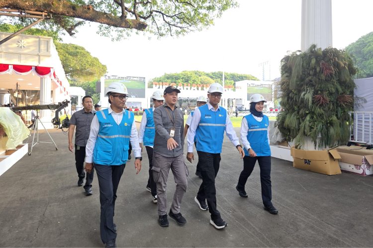 Direktur Utama PLN, Darmawan Prasodjo (kedua dari kanan) didampingi Direktur Distribusi PLN, Arsyadany G. Akmalaputri (kanan), General Manager PLN UID Jakarta Raya, Moch. Andy Adchaminoerdin (kiri), dan Kepala Bagian Bangunan  Sekretariat Presiden, Andi Firdaus (kedua dari kiri) saat meninjau lapangan Istana Merdeka yang akan menjadi venue Upacara HUT ke-80 Kemerdekaan RI. PLN siap menghadirkan suplai listrik yang andal guna mendukung kelancaran seluruh rangkaian agenda peringatan HUT ke-80 Kemerdekaan RI di Jakarta. (Divkom PLN Pusat)