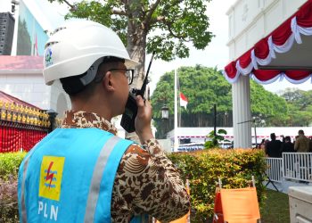 Di samping kibaran Sang Merah Putih, petugas PLN bersiaga penuh mengamankan pasokan listrik, bukan hanya sekadar tugas, namun bentuk pengabdian kepada bangsa dan negara. (Divkom PLN Pusat)