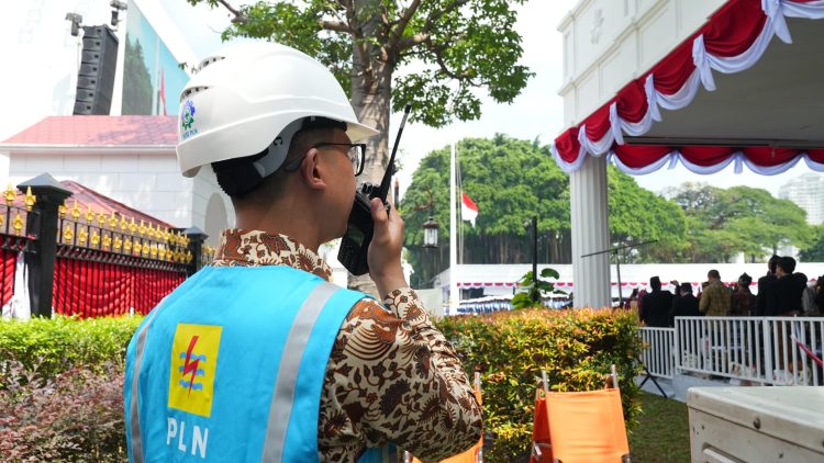 Di samping kibaran Sang Merah Putih, petugas PLN bersiaga penuh mengamankan pasokan listrik, bukan hanya sekadar tugas, namun bentuk pengabdian kepada bangsa dan negara. (Divkom PLN Pusat)