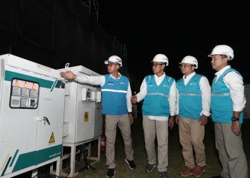 Direktur Utama PLN, Darmawan Prasodjo (kiri), General Manager PLN UID Jakarta Raya, Moch. Andy Adchaminoerdin (kedua dari kiri) dan jajaran ketika meninjau langsung kesiapan peralatan kelistrikan di lokasi Pesta Rakyat dan Karnaval HUT ke-80 Republik Indonesia. (Divkom PLN Pusat)