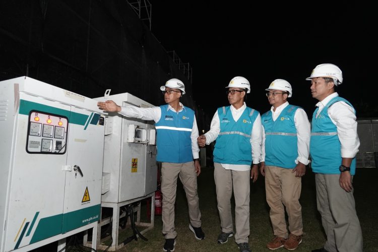 Direktur Utama PLN, Darmawan Prasodjo (kiri), General Manager PLN UID Jakarta Raya, Moch. Andy Adchaminoerdin (kedua dari kiri) dan jajaran ketika meninjau langsung kesiapan peralatan kelistrikan di lokasi Pesta Rakyat dan Karnaval HUT ke-80 Republik Indonesia. (Divkom PLN Pusat)