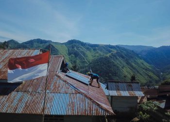 Petugas PLN memasang panel surya di atap salah satu fasilitas umum di Kecamatan Seko, Luwu Utara, Sulawesi Selatan. Inovasi SuperSUN ini menjadi kado istimewa di momen HUT ke-80 Kemerdekaan RI, menghadirkan akses energi dan harapan baru bagi masyarakat di pelosok negeri. (Divkom PLN Pusat/PenaTerkini.co.id)