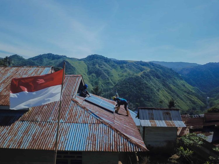 Petugas PLN memasang panel surya di atap salah satu fasilitas umum di Kecamatan Seko, Luwu Utara, Sulawesi Selatan. Inovasi SuperSUN ini menjadi kado istimewa di momen HUT ke-80 Kemerdekaan RI, menghadirkan akses energi dan harapan baru bagi masyarakat di pelosok negeri. (Divkom PLN Pusat/PenaTerkini.co.id)