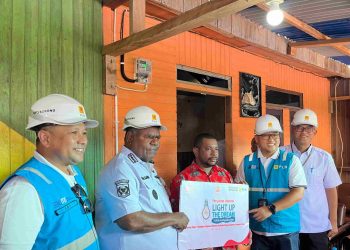 Gubernur Papua Barat Daya, Elisa Kambu (kedua dari kiri) berfoto bersama salah satu penerima manfaat program Light Up The Dream (LUTD), Simon Sineri (tengah), Kepala Dinas ESDM Provinsi Papua Barat Daya, Suroso (kanan), General Manager PLN UIW Papua dan Papua Barat, Diksi Erfani Umar (kedua dari kanan), dan Manager PLN UP3 Sorong, Doni Hernandi (kiri) pascapenyalaan simbolis listrik Program LUTD di Sorong, Papua Barat Daya pada Rabu (20/08/2025). PLN memberikan kado spesial bagi masyarakat di Hari Ulang Tahun (HUT) ke-80 Republik Indonesia dengan menyalurkan bantuan sambungan listrik gratis serentak di 38 provinsi kepada 2.821 keluarga prasejahtera melalui program LUTD. (Divkom PLN Pusat)