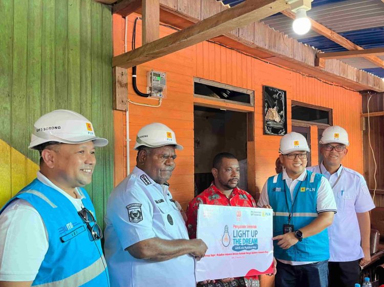 Gubernur Papua Barat Daya, Elisa Kambu (kedua dari kiri) berfoto bersama salah satu penerima manfaat program Light Up The Dream (LUTD), Simon Sineri (tengah), Kepala Dinas ESDM Provinsi Papua Barat Daya, Suroso (kanan), General Manager PLN UIW Papua dan Papua Barat, Diksi Erfani Umar (kedua dari kanan), dan Manager PLN UP3 Sorong, Doni Hernandi (kiri) pascapenyalaan simbolis listrik Program LUTD di Sorong, Papua Barat Daya pada Rabu (20/08/2025). PLN memberikan kado spesial bagi masyarakat di Hari Ulang Tahun (HUT) ke-80 Republik Indonesia dengan menyalurkan bantuan sambungan listrik gratis serentak di 38 provinsi kepada 2.821 keluarga prasejahtera melalui program LUTD. (Divkom PLN Pusat)