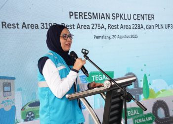 Executive Vice President Pengembangan Produk Niaga, Ririn Rachmawardini pada agenda Peresmian SPKLU Center yang digelar secara terpusat di Rest Area 319B Pemalang, Jawa Tengah, pada Rabu (20/8), menyampaikan bahwa empat SPKLU Center yang diresmikan berada di lokasi-lokasi strategis, meliputi Rest Area 319B Pemalang, Rest Area 275A Tegal, Rest Area 228A Cirebon, dan PLN UP3 Cirebon. (Divkom PLN Pusat)