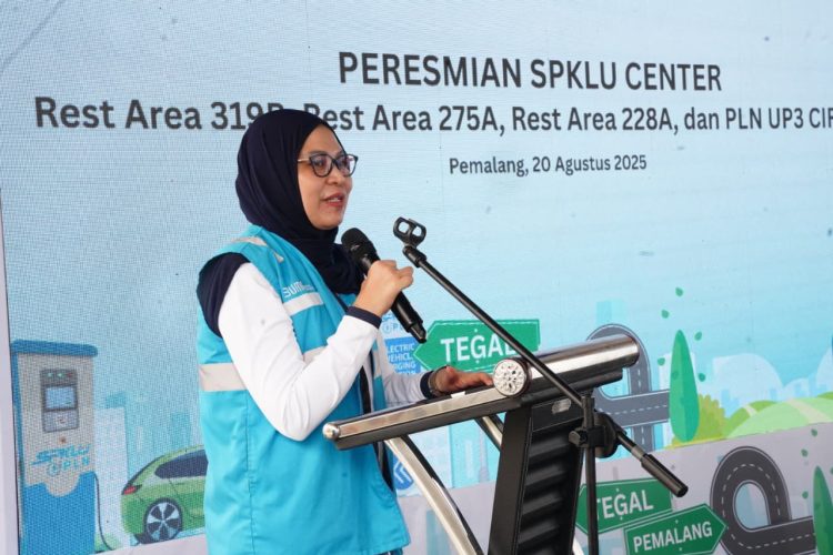 Executive Vice President Pengembangan Produk Niaga, Ririn Rachmawardini pada agenda Peresmian SPKLU Center yang digelar secara terpusat di Rest Area 319B Pemalang, Jawa Tengah, pada Rabu (20/8), menyampaikan bahwa empat SPKLU Center yang diresmikan berada di lokasi-lokasi strategis, meliputi Rest Area 319B Pemalang, Rest Area 275A Tegal, Rest Area 228A Cirebon, dan PLN UP3 Cirebon. (Divkom PLN Pusat)