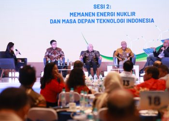 Direktur Jenderal Ketenagalistrikan Kementerian Energi dan Sumber Daya Mineral, Jisman P. Hutajulu (kedua dari kiri), Direktur Teknologi, Enjiniring, dan Keberlanjutan PLN, E. Haryadi (kanan), Kepala Organisasi Riset Tenaga Nuklir Badan Riset dan Inovasi Nasional (BRIN), Syaiful Bakhri (kedua dari kanan) dan Anggota Dewan Energi Nasional, As Natio Lasman (tengah) ketika menjadi panelis dalam agenda Nusantara Energi Forum yang digelar di Jakarta pada Rabu (20/08/2025). (Divkom PLN Pusat)