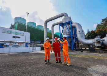 Ilustrasi petugas PLN sedang melakukan koordinasi untuk menjaga keandalan operasional PLTP Kamojang, Jawa Barat. (Divkom PLN Pusat)