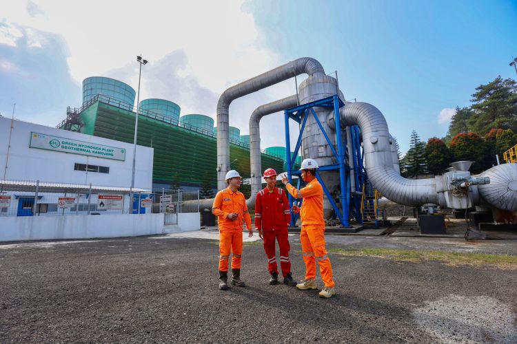 Ilustrasi petugas PLN sedang melakukan koordinasi untuk menjaga keandalan operasional PLTP Kamojang, Jawa Barat. (Divkom PLN Pusat)