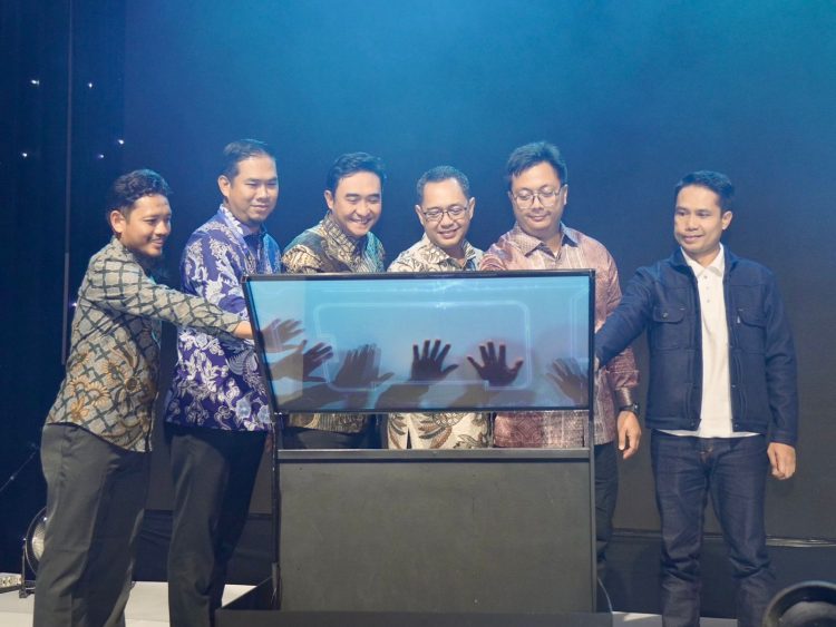 Prosesi Launching Home Charging Services (HCS) Ultima di Surabaya, Rabu (27/8) oleh Direktur Perencanaan dan Pengembangan PLN Icon Plus, Aditya Syarief Darmasetiawan (kedua dari kanan), General Manager PLN Unit Induk Distribusi Jawa Timur, Ahmad Mustaqir (kanan), ⁠Executive Vice President Penjualan dan Pelayanan Pelanggan Retail PLN, Daniel Lestanto (ketiga dari kanan), ⁠Direktur Operasi dan Pengembangan Usaha PLN Nusa Daya, Reny Wahyu Setiaswan (ketiga dari kiri), COO PT Amara Tujuh Perjuangan (Seven Events), Agus Riyadi (kedua dari kiri), dan ⁠Vice President Niaga dan Pemasaran PLN ES, Agung Fajar Santosa (kiri). (Divkom PLN Pusat)