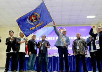 Akhmad Munir kibarkan bendera setelah terpilih sebagai Ketua Umum di Cikarang, Bekasi, Jawa Barat (Jabar) pada 30 Agustus 2025 lalu. (Ist)