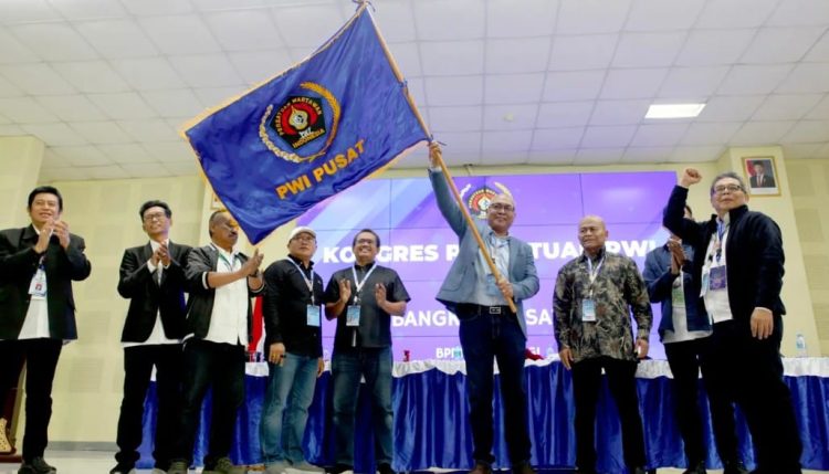 Akhmad Munir kibarkan bendera setelah terpilih sebagai Ketua Umum di Cikarang, Bekasi, Jawa Barat (Jabar) pada 30 Agustus 2025 lalu. (Ist)