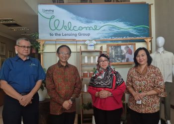 Direktur Retail dan Niaga PLN Adi Priyanto (kedua dari kiri) ketika mengunjungi salah satu pelanggan industri tekstil PT South Pacific Viscose (SPV) di Purwakarta dan disambut oleh HR GA & Corporate Affair Director SPV, Vibrayani Arkhama (kedua dari kanan), Operation Site Director SPV, Ivan Gaudart (kiri) serta Head of Procurement Manager SPV, Kho Viminyaty (kanan). (Divkom PLN Pusat)