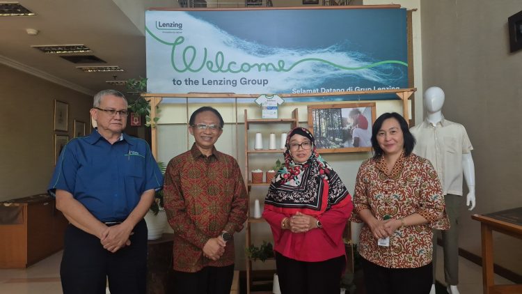 Direktur Retail dan Niaga PLN Adi Priyanto (kedua dari kiri) ketika mengunjungi salah satu pelanggan industri tekstil PT South Pacific Viscose (SPV) di Purwakarta dan disambut oleh HR GA & Corporate Affair Director SPV, Vibrayani Arkhama (kedua dari kanan), Operation Site Director SPV, Ivan Gaudart (kiri) serta Head of Procurement Manager SPV, Kho Viminyaty (kanan). (Divkom PLN Pusat)
