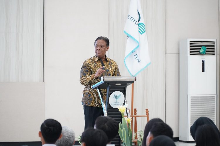 Direktur Legal dan Manajemen Human Capital PLN, Yusuf Didi Setiarto, saat memberikan sambutan pada acara Penandatanganan Kontrak Ikatan Kerja Mahasiswa Institut Teknologi PLN (ITPLN) dengan PLN yang digelar di Jakarta pada Selasa (02/09/2025). Ia menyampaikan, program ikatan kerja merupakan bagian dari upaya regenerasi sumber daya manusia di PLN untuk memastikan keberlanjutan transformasi bisnis perusahaan. (Divkom PLN Pusat)