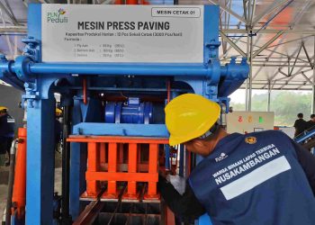 Ilustrasi warga binaan Lapas Nusakambangan, Cilacap, Jawa Tengah, sedang melakukan pengolahan FABA menjadi material konstruksi berupa paving block. (Divkom PLN Pusat)