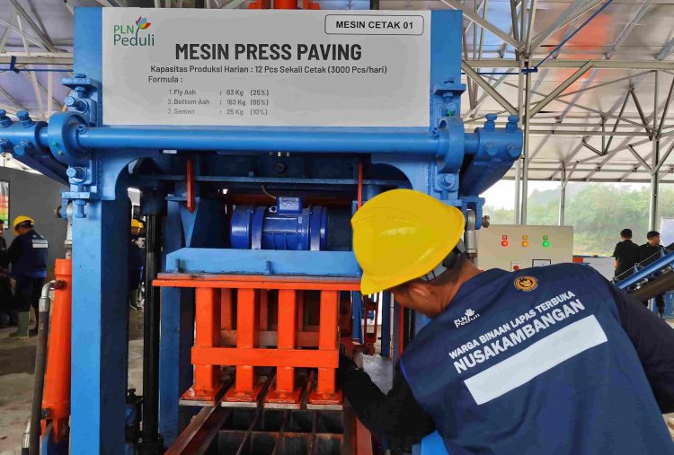 Ilustrasi warga binaan Lapas Nusakambangan, Cilacap, Jawa Tengah, sedang melakukan pengolahan FABA menjadi material konstruksi berupa paving block. (Divkom PLN Pusat)