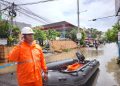 Manajer PLN Unit Pelaksana Pelayanan Pelanggan (UP3) Bali Selatan, I Putu Kariana, memimpin koordinasi penormalan jaringan listrik yang terdampak banjir di kawasan Pura Demak, Denpasar. (Divkom PLN Pusat)