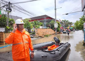 Manajer PLN Unit Pelaksana Pelayanan Pelanggan (UP3) Bali Selatan, I Putu Kariana, memimpin koordinasi penormalan jaringan listrik yang terdampak banjir di kawasan Pura Demak, Denpasar. (Divkom PLN Pusat)