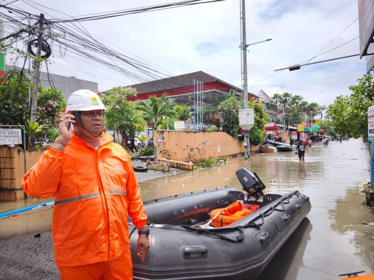 Manajer PLN Unit Pelaksana Pelayanan Pelanggan (UP3) Bali Selatan, I Putu Kariana, memimpin koordinasi penormalan jaringan listrik yang terdampak banjir di kawasan Pura Demak, Denpasar. (Divkom PLN Pusat)