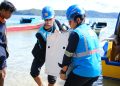 Petugas PLN ketika menurunkan material SuperSun dari kapal untuk dapat dipasang di sekolah SMP Negeri Satu Atap di pulau Bobale, Maluku Utara. (Divkom PLN Pusat)