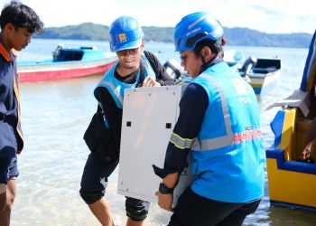 Petugas PLN ketika menurunkan material SuperSun dari kapal untuk dapat dipasang di sekolah SMP Negeri Satu Atap di pulau Bobale, Maluku Utara. (Divkom PLN Pusat)