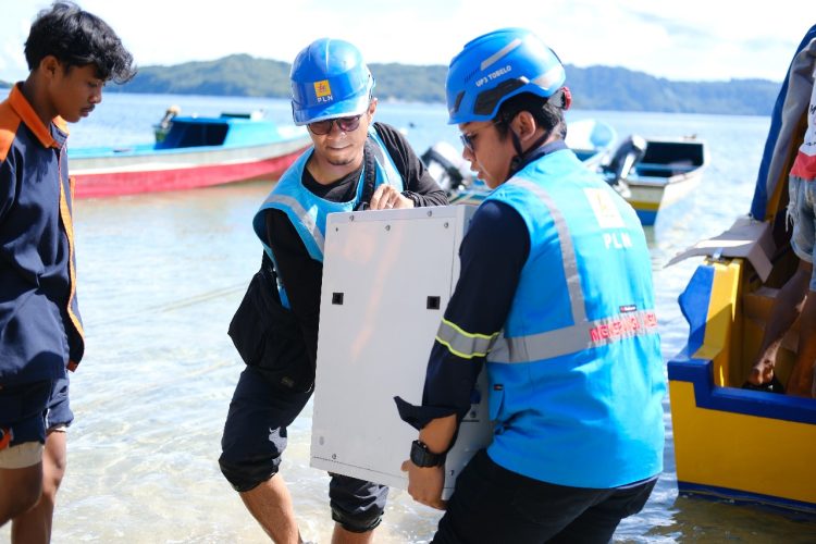 Petugas PLN ketika menurunkan material SuperSun dari kapal untuk dapat dipasang di sekolah SMP Negeri Satu Atap di pulau Bobale, Maluku Utara. (Divkom PLN Pusat)