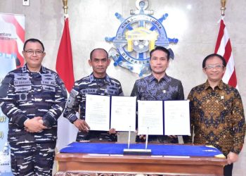 Penandatanganan PKS antara TNI AL yang diwakili Kadisfaslanal, Laksamana Pertama TNI Yusep Wildan (kedua dari kiri) dengan PLN yang diwakili GM PLN UID Jawa Timur, Ahmad Mustaqir (kedua dari kanan) disaksikan Direktur Retail dan Niaga PLN, Adi Priyanto (kanan) dan Asisten Logistik Kepala Staf Angkatan Laut, Laksamana Muda TNI Eko Sunarjanto (kiri) terkait layanan khusus jaringan listrik di Koarmada II pada Rabu (17/09/2025) di Mabes TNI AL Cilangkap, Jakarta Timur. (Divkom PLN Pusat)