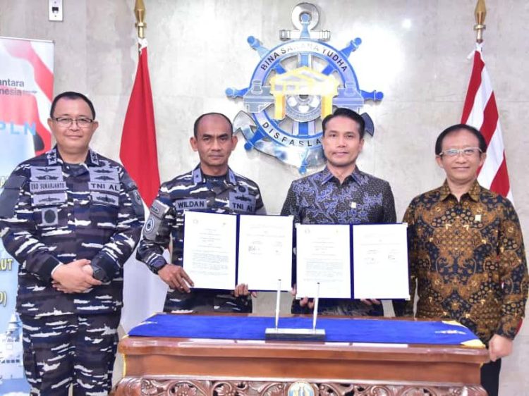 Penandatanganan PKS antara TNI AL yang diwakili Kadisfaslanal, Laksamana Pertama TNI Yusep Wildan (kedua dari kiri) dengan PLN yang diwakili GM PLN UID Jawa Timur, Ahmad Mustaqir (kedua dari kanan) disaksikan Direktur Retail dan Niaga PLN, Adi Priyanto (kanan) dan Asisten Logistik Kepala Staf Angkatan Laut, Laksamana Muda TNI Eko Sunarjanto (kiri) terkait layanan khusus jaringan listrik di Koarmada II pada Rabu (17/09/2025) di Mabes TNI AL Cilangkap, Jakarta Timur. (Divkom PLN Pusat)